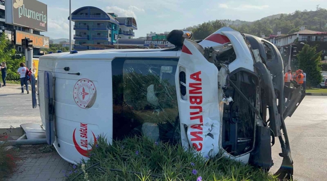 Hasta sevk eden ambulans kamyonetle çarpışıp devrildi: 8 yaralı