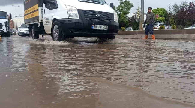 Kırıkkale'de aniden bastıran yağışta caddeler göle döndü