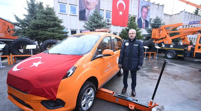 Ulaştırma ve Altyapı Bakanı Uraloğlu: "200 adet makine ve 105 adet ekipman olmak üzere toplam 305 adet makine ve ekipmanı karayollarımıza kazandırdık"