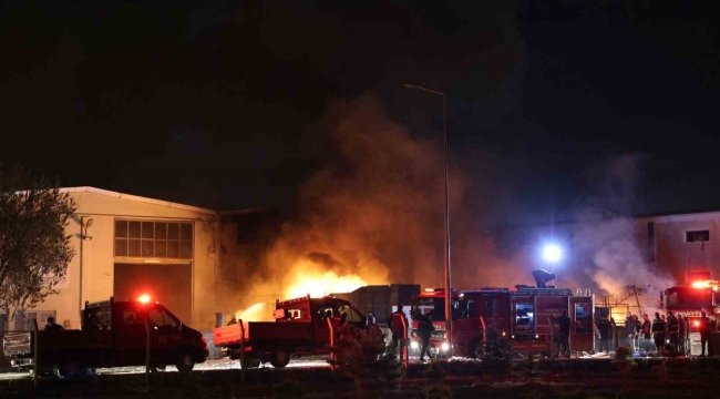 Kalıp fabrikasındaki malzemeler alev alev yandı