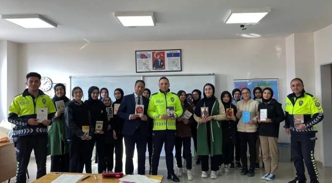 Trafik polisleri, öğrencilere mesleklerini tanıtıp kitap hediye etti