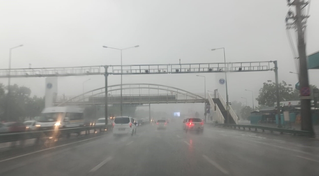 Bursa'da yollar dereye, merdivenler şelaleye döndü