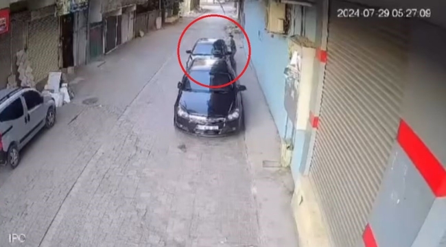 Hırsızlık yapacağı otomobilin camını kıran şahıs, alarm çalınca kaçtı