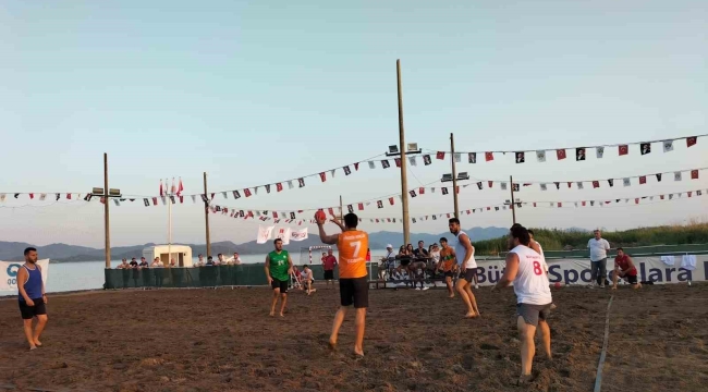 Köyceğiz'de Plaj Hentbol Turnuvası gösteri maçı ile başladı