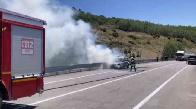 Seyir halindeki otomobil alev aldı