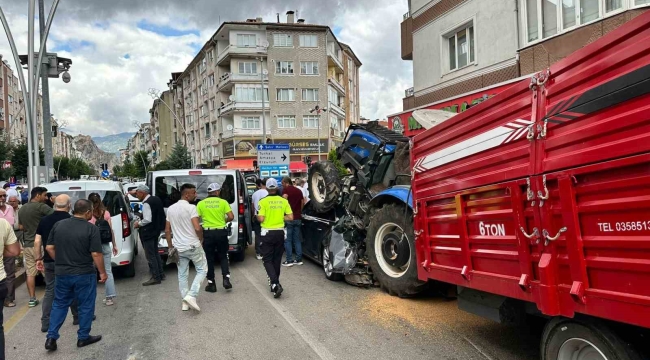 Tokat'ta freni boşalan traktör aracın üstüne çıkarak durabildi